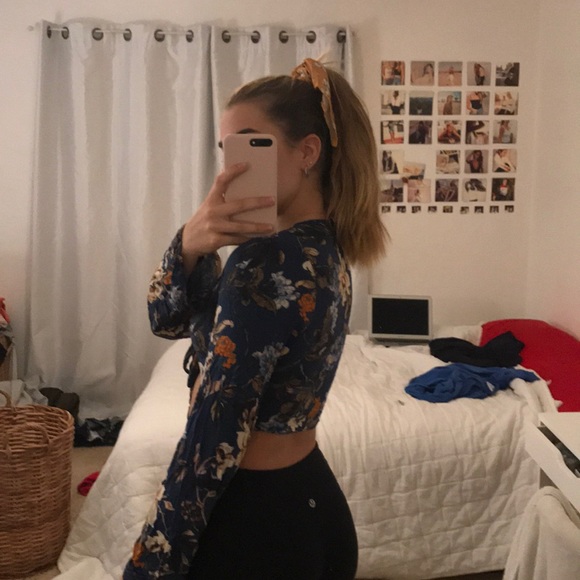 Floral wrap top - Picture 2 of 2